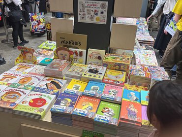 【ニコニコ超会議2025レポート】幕張メッセに巨大書店が出現！ KADOKAWAブースを中心にニコ超の様子をお届け！