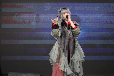 MYTH & ROIDから、ボーカル・KIHOWさんが登場。『リゼロ』の主題歌を熱唱した。