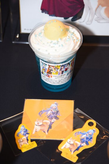 アクアのブルークリームソーダ(税込990円)／『この素晴らしい世界に祝福を！』