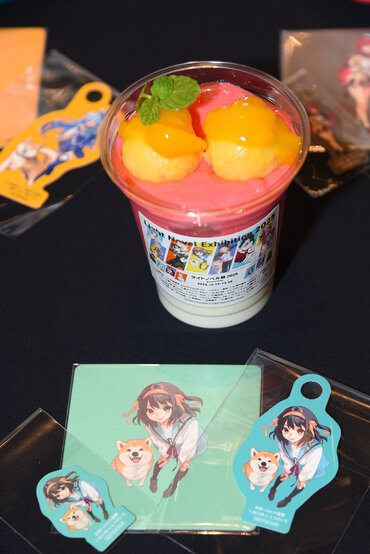 ハルヒのベリー＆マンゴーラッシー(税込990円)／『涼宮ハルヒの憂鬱』