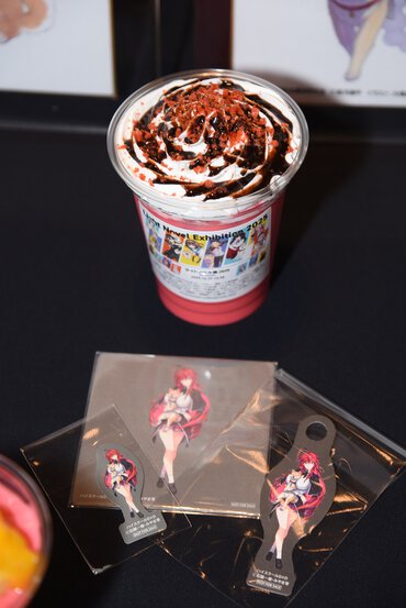 リアス・グレモリーのストロベリーミルク(税込990円)／『ハイスクールD×D』