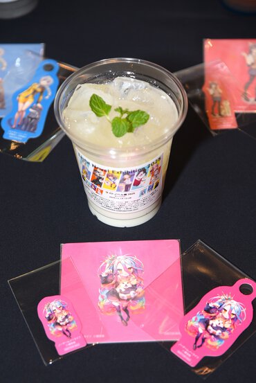 白のエナジーヨーグルト(税込990円)／『ノーゲーム・ノーライフ』