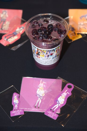 右左美彗の紫カルピス×ブルーベリー(税込990円)／『人外教室の人間嫌い教師』