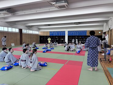 大人が全力で「枕投げ」!? ”ミスター枕投げ”による枕投げ練習会に潜入!!